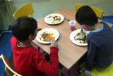 Jedzenie ze szkolnych stołówek ląduje w koszu. Bo uczniom brakuje czasu