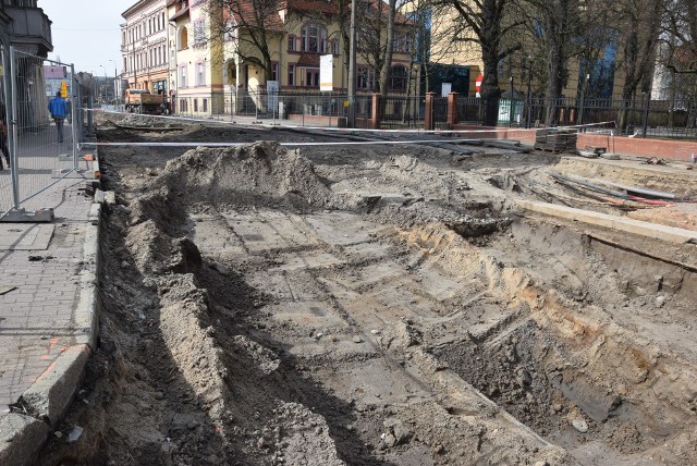 Jedno jest pewne: remont torowisk w Gorzowie potrwa kilka miesięcy. Obecnie zdemontowano już fragmenty torowisk przy ul. Sikorskiego, Walczaka i Al. 11 Listopada. Należy jednak podkreślić, że tak dużego remontu ulicy w centrum nie było od wielu lat. Przypomnijmy: nowe torowisko ma być na długości od ul. Warszawskiej do ul. Jancarza. A dodatkowo między katedrą a ul. Pionierów ma powstać deptak. Na pierwszy ogień do remontu poszedł odcinek ul. Sikorskiego od skrzyżowania z ul. Dworcową do ul. Młyńskiej. Prace prowadzone są wzdłuż torowiska. Przygotowaliśmy dla Was galerię zdjęć, która pokazjue, jak wyglądajce prace na odcinku Sikorskiego na dzień 30 marca. Po torach nie ma ani śladu!POLECAMY PAŃSTWA UWADZE: