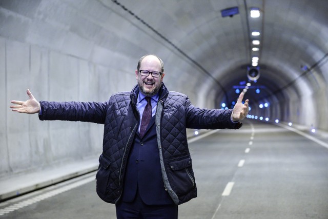 Trzecia rocznica śmierci Pawła Adamowicza. Archiwalne zdjęcia Dziennika Bałtyckiego - 06.04.2016 r. Prezydent Gdańska Paweł Adamowicz podczas zakończenia prac budowlanych tunelu pod Martwą Wisłą w Gdańsku.