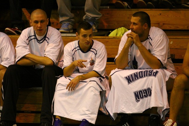 Jarosław Oleksy (w środku) i Tomasz Łakis (z prawej) w przeszłości grali razem w Pogoni Prudnik. Teraz stanowią o sile zespołu z Otmuchowa.