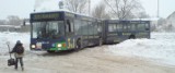 Autobusy nie mogą wyjechać, bo grzęzną w śniegu. Mieszkańcy są wściekli. 