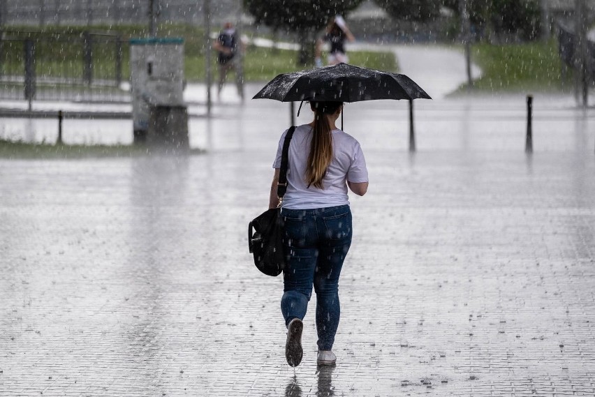 Podatek od deszczu będzie wyższy. Kto musi płacić podatek od deszczu i obejmie więcej Polaków. Kto zapłaci nowy podatek deszczowy?