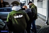 Bydgoszcz. CBŚP zatrzymało pod garażem czterech mężczyzn. Ładowali do busa broń, narkotyki i maczety