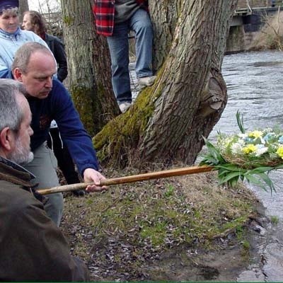 Witold Bieńkowski z kajakowej grupy Borsuki puszcza z nurtem Drawy wianek ze zniczami dla upamiętnienia Jana Pawła II