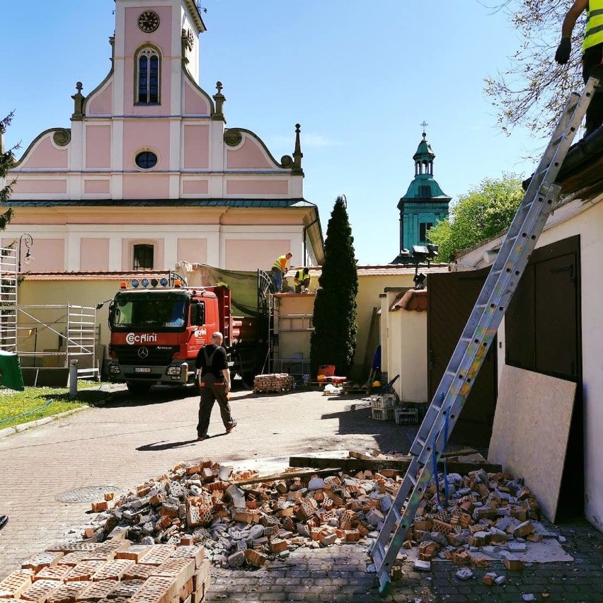 Prace trwają i w otoczeniu Zamku Żupnego, i w jego wnętrzach...