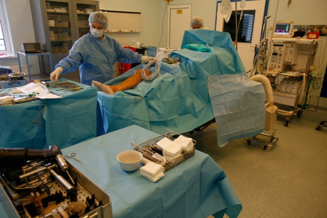 Na operację wszczepienia endoprotezy na Pomorzu czeka wielu pacjentów