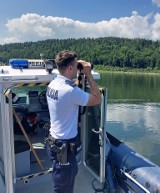 Policjanci z Wadowic i Krakowa rozpoczęli służbę nad Jeziorem Mucharskim. Będą strzec bezpieczeństwa nad wodą w wakacje. Zdjęcia