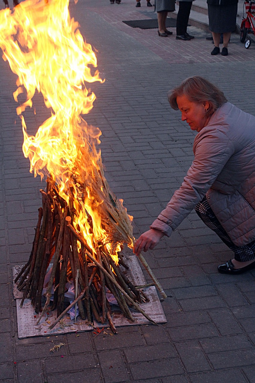 Wigilia Paschalna w Lublinie. Ogień przed kościołem garnizonowym. Zobacz zdjęcia
