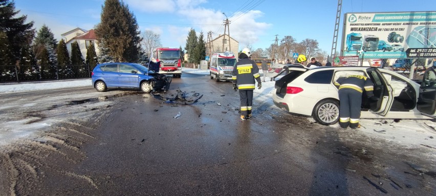 Zderzenie dwóch aut na ul. Kolejowej w Myszyńcu, 29.01.2021. Zdjęcia