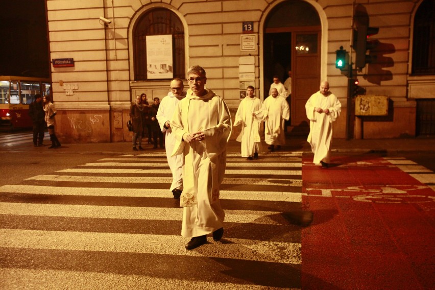 Liturgia światła i poświęcenie ognia u łódzkich Dominikanów [ZDJĘCIA]