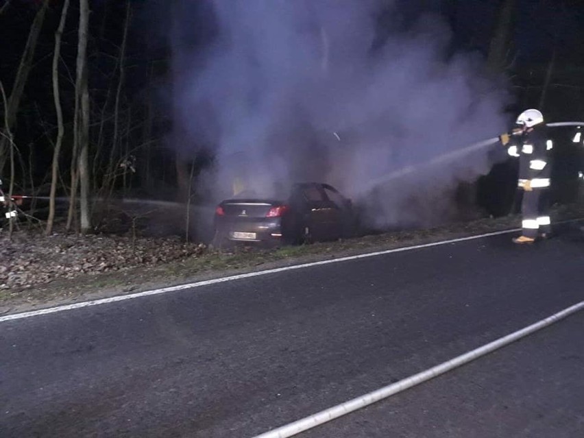 Auto po uderzeniu w drzewo stanęło w ogniu.