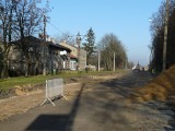 Na fragmencie ulicy Warszawskiej nie ma już nic - asfaltu, chodnika, a niedługo nie będzie też torowiska ZDJĘCIA
