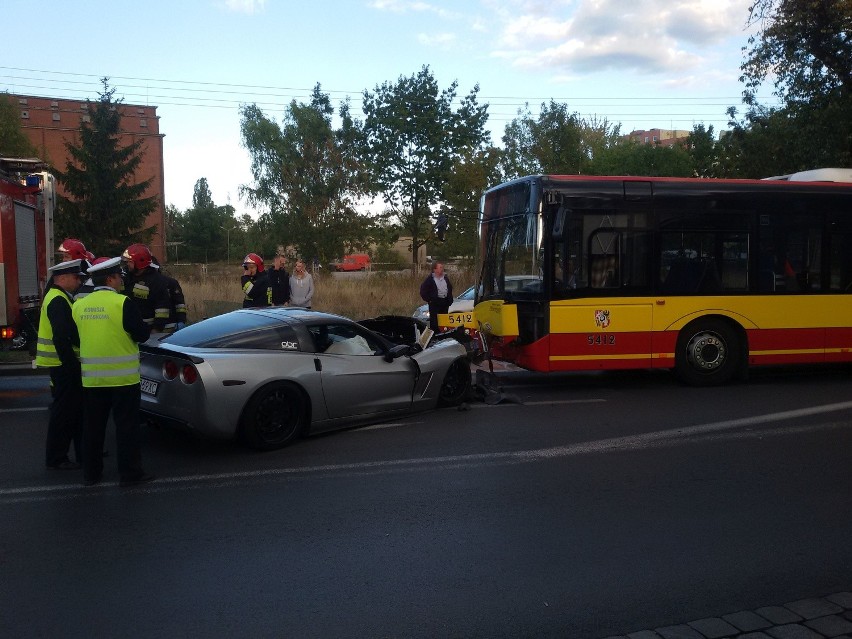 Wypadek corvetty i autobusu MPK. Dwie osoby ranne (ZDJĘCIA)