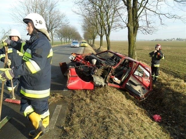 Fiat uderzył w drzewo, kierowca jest ranny.