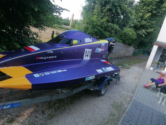 Tak prezentuje się nowa łódka Toma Racing Team z nr 141, z którym wystartuje już niedługo w zawodach motorowodnych Orlen Necko Endurance