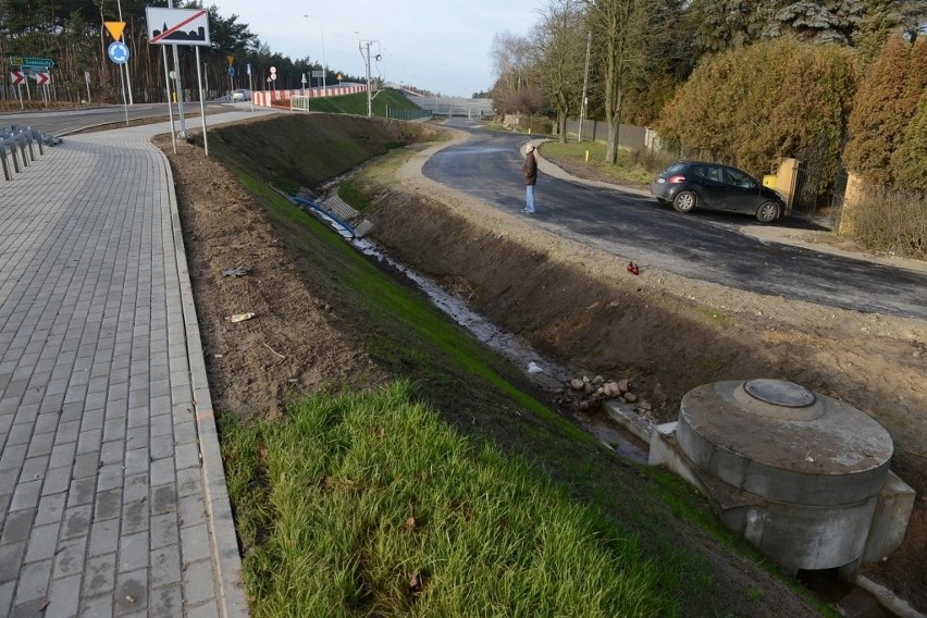 - Rów jest zbyt głęboki, by starsza kobieta wyszła z niego...