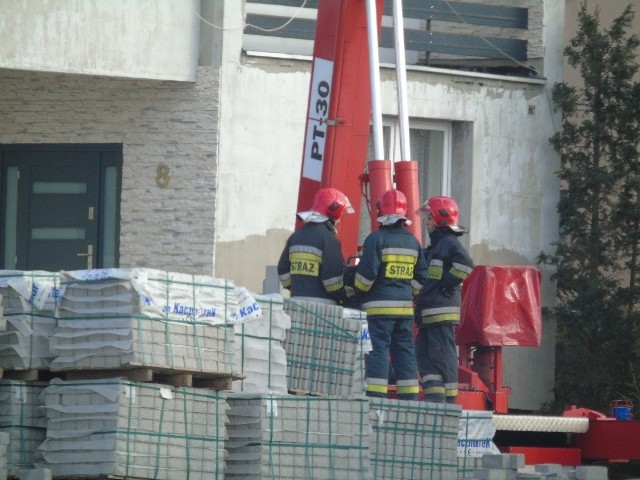 W poniedziałek, 26 lutego, tuż po godzinie 14.00 na ulicy Chopina w Nowej Soli pojawiły trzy zastępy strażaków wezwanych do pożaru sadzy. Wydobywające się z komina jednorodzinnego domu kłęby dymu szybko udało się opanować i tym samym zapobiec sytuacji, jaką nie tak dawno mieliśmy w Nowym Miasteczku.Tam przed tygodniem (20 lutego) osiem zastępów straży pożarnej walczyło z pożarem poddasza budynku wielorodzinnego, gdzie ogień rozprzestrzeniał się właśnie w okolicy komina. Jak informowała wówczas Państwowa Straż Pożarna w Nowej Soli płomienie wydobywały się przez otwór wypalony w dachu pokrytym eternitem. W obydwu zdarzeniach nic się nikomu na szczęście nie stało, ale warto pamiętać jak groźny może być ogień w przewodzie kominowym. Według strażaków pożary sadzy często spowodowane są zaniedbaniami przez użytkowników kominów. Podstawowym i najważniejszym błędem jest brak czyszczenia przewodów dymowych. Jednak to nie wszystko. Palenie w piecu śmieciami i mokrym drewnem również prowadzi do osadzania się cząsteczek sadzy. Paląca się w wysokich temperaturach sadza może spowodować pęknięcia i nieszczelności w przewodzie kominowym. Wysoka temperatura lub ogień wydobywający się ze szczelin komina może doprowadzić do zapalenia się materiałów otaczających przewód kominowy. Gdy już dojdzie do zapalenia się sadzy w przewodzie kominowym w pierwszej kolejności musimy zaalarmować straż pożarną a następnie wygasić palenisko. Pamiętajmy o zamknięciu dopływu powietrza do pieca zarówno od dołu jak i od góry. Sprawdzajmy na całej długości przewód kominowy czy nie występują pęknięcia. Ważne żeby do palącego komina nie wlewać wody. Z jednego litra H2O powstaje aż 1700 litrów pary co niestety może doprowadzić do popękania przewodu, a nawet jego rozerwania. Po pożarze sadzy w kominie należy wezwać kominiarza, aby wyczyścił przewód  i sprawdził jego stan techniczny. Należy pamiętać iż przez nieszczelne przewody mogą wydobywać się gazy spalinowe i niewyczuwalny tlenek węgla czyli czad. POLECAMY ODCINKI "KRYMINALNEGO CZWARTKU":