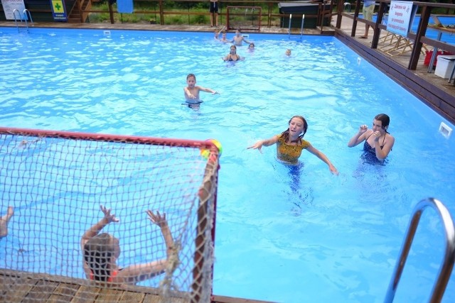 W piątek (19 lipca) na kompleksie letnich basenów przy ul. Bydgoskiej w Toruniu zorganizowano "All Day Beach Party". Na uczestników czekały pokazy aquafitness, dyskoteka malucha, nauka pływania, miniturnieje siatkówki plażowej, badmintona oraz gry w boule. Były także zawody pływackie, konkursy skoków „na bombę” oraz konkurencje dla nurków. Na zwycięzców sportowych zmagań, a także dla najlepszych tancerzy, którzy w rytm hawajskich rytmów zatańczyli taniec hula i gimnastykowali się się pod tyczką limbo, czekały nagrody.Podobna impreza odbędzie się także na basenach przy ul. Przy Skarpie - zaplanowano ją na 9 sierpnia.