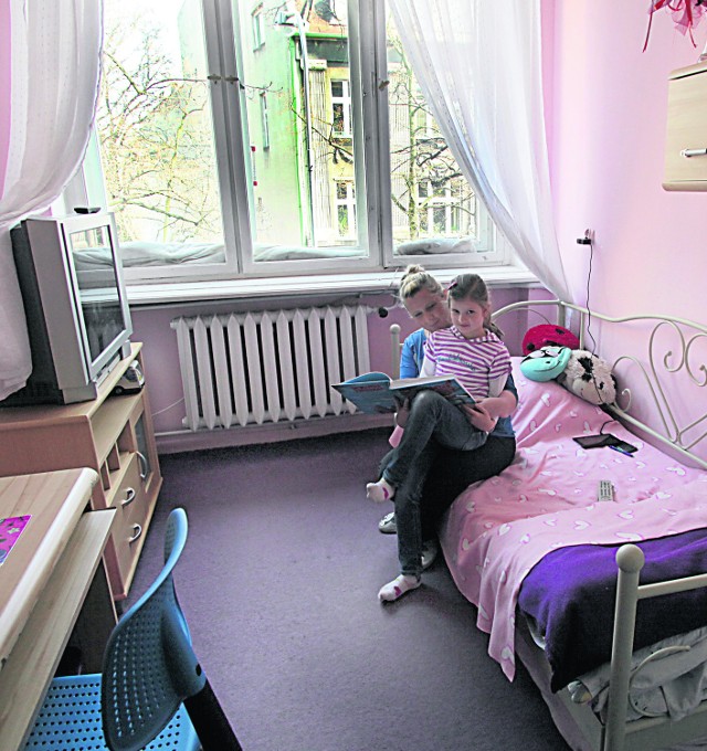 Pani Karolina najbardziej chciałaby, żeby okna wymieniono w pokoju jej córki Amelki, która bardzo często choruje