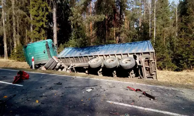 Wypadek w Kaletach: Samochód osobowy zderzył się czołowo z ciężarówką, 58-letnia kobieta zginęła na miejscu