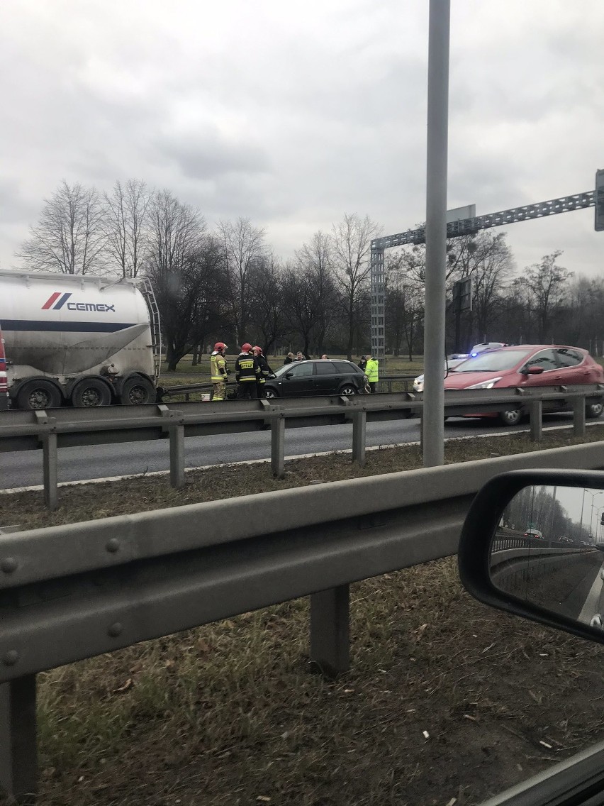 Wypadek na DK86 w Katowicach: Osobówka zderzyła się z...