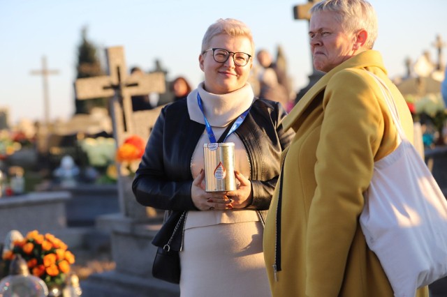 To już przeddzień Wszystkich Świętych. W niedzielę, 31 października, na cmentarzu w Łagowie było bardzo dużo osób. Wielu kupowało znicze i kwiaty, które były po naprawdę dobrych cenach. W tym roku mieszkańcy cieszyli się, że będą mogli obchodzić 1 listopada przy grobach najbliższych. W minionym roku ze względu na sytuacje epidemiczną cmentarze zostały zamknięte. Wiele osób wykorzystało słoneczną niedzielę, by posprzątać nagrobki, niektórzy już zapalali znicze i kładli kwiaty.Zobaczcie na kolejnych slajdach>>>>