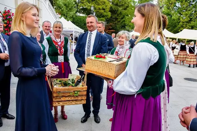 Z kolei gospodynie upiekły dla prezydenckiej pary obfity okazjonalny tort , który odebrała córka prezydenckiej pary.