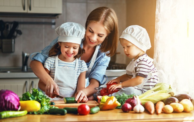 Dzieci warto zachęcać do zdrowej diety również poprzez aktywne uczestniczenie w przygotowaniu prostych posiłkach