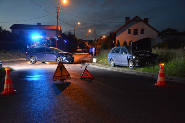 W czwartek, 16 czerwca ok. g. 21.15 w Szczuce w gminie Brodnica na skrzyżowaniu dróg doszło do zderzenia dwóch samochodów osobowych, którymi łącznie podróżowało 9 osób, w tym dwoje dzieci: roczne i trzyletnie