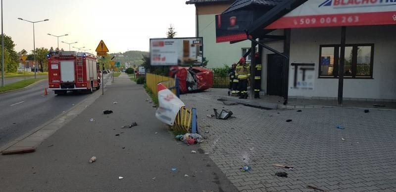 Wypadek w Nowym Sączu. Samochód osobowy dachował na ul. Beliny- Prażmowskiego. Kierowca poszkodowany [ZDJĘCIA]