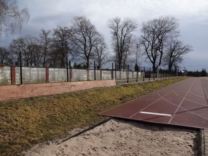 Zakończenie inwestycji przy boisku szkolnym w Belsku Dużym. Obiekt zyskał wiele zieleni. Zobacz zdjęcia
