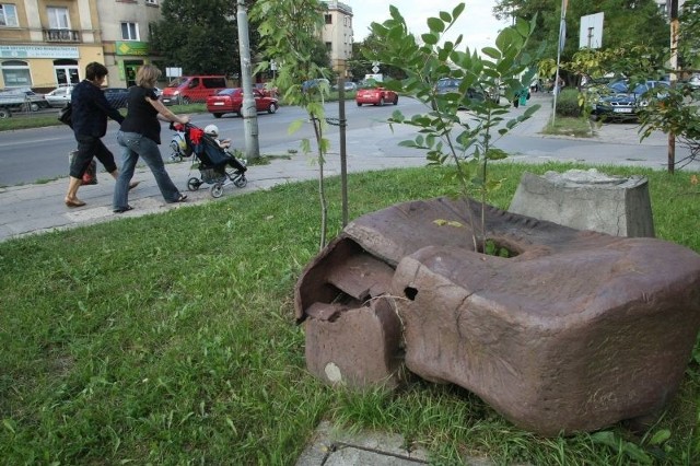 U zbiegu ulic Źródłowej i Konarskiego leży rozbita przez chuliganów rzeźba, która oszpeca okolicę.