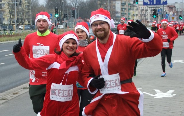 Niedziela była prawdziwym świętem toruńskich biegaczy, którzy tłumnie wystartowali w tegorocznym Festiwalu Biegów Świętych Mikołajów. Trasa wszystkich trzech dystansów wiodła przez Szosę Chełmińską.Mamy zdjęcia z 2 kilometra rywalizacji - spróbuj znaleźć na nich siebie lub swoich znajomych! ->>>>>>>>Czytaj również:200 zdjęć z Półmaratonu Świętych Mikołajów. Tak było na starcie i na trasie!Biegi Mikołajów z lotu ptaka! Zobacz wyjątkowe zdjęcia z drona!