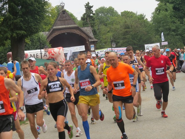 Ruszyli. Wśród biegaczy Małgorzata Tuwalska (548) z Grabowca. Dobiegnie do mety jako trzecia z kobiet biorących udział w półmaratonie