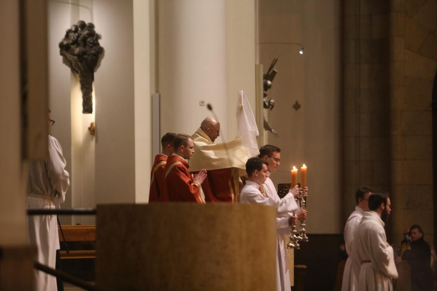 Zdjęcia z Liturgii Wielkiego Piątku z katowickiej katedry -...