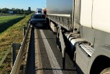 Wypadek na zjeździe z Autostradowej Obwodnicy Wrocławia. Tir przycisnął samochód osobowy do bariery. Są utrudnienia 