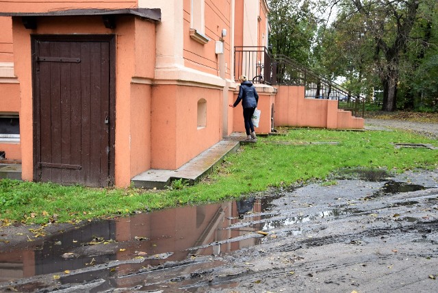 Mieszkańcy z Poznańskiej 365 chcieliby mieć w tym miejscu porządny chodnik