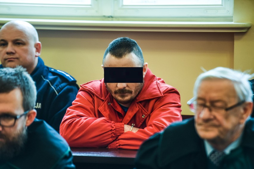 Awantura z kibolami przed procesem Tomasza B. - policja z tarczami obstawia bydgoski sąd [WIDEO 18+]