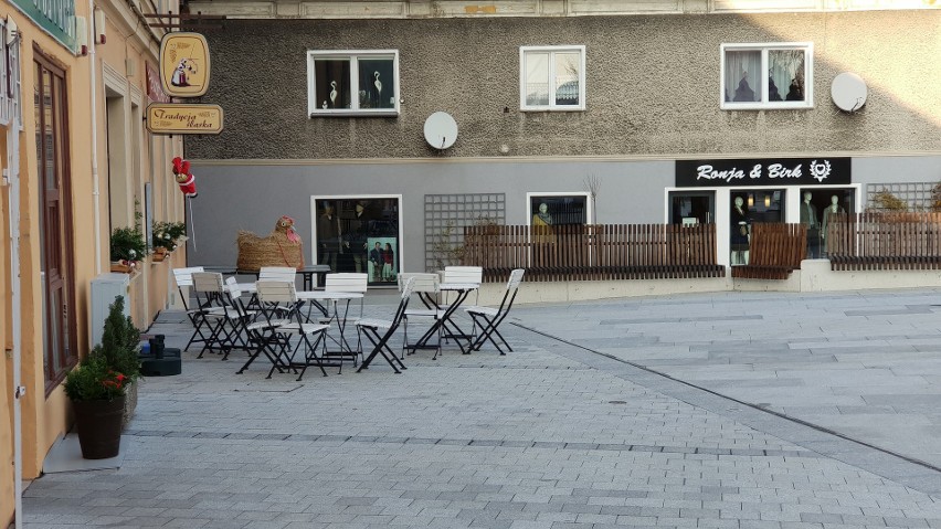 Rynek na Górze św. Anny. Nowy granit lśni, ale jest mało miejsca na zieleń 