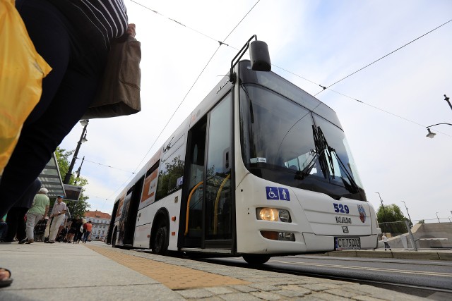 Od 3 do 8 listopada w Toruniu uruchomiono dodatkowe kursy autobusów, które dojeżdżają w okolice cmentarzy