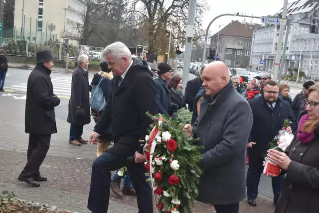 Na koniec uroczystości przy tablicy znajdującej się na skwerze Solidarności w Opolu złożono wiązanki kwiatów i znicze.