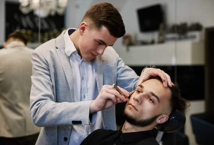 Barber Konrad Wójcik z mistrzowskim tytułem we fryzjerstwie.