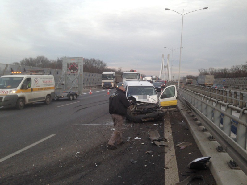 Wypadek na AOW. Ciężarówka zderzyła się z autem osobowym. Droga była zablokowana 