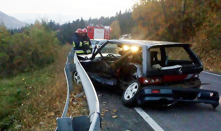 Wypadek Roztoka. Dwa samochody rozbite. Trzy poszkodowane osoby w szpitalu