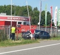 Kolizja drogowa we Fletnowie (gm. Dragacz) zakończyła się na płocie. Na szczęście nikomu się nic nie stało