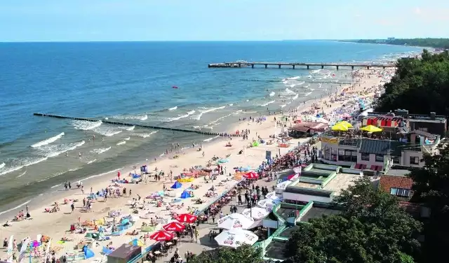 Plaża w Kołobrzegu latem jest oblegana przez turystów. Kołobrzeg to jeden z bardziej popularnych nadmorskich kurortów