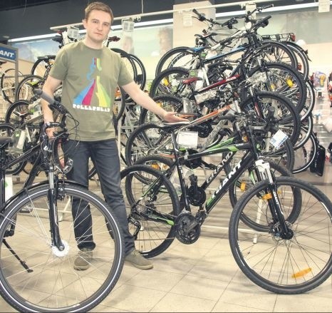 Marcin Szewczyk ze sklepu Traper z rowerami &#8211; crossowym Giant za 2.399 zł oraz trekkingowym Trans za 1.799 złotych.