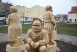 Drewniane figury przed Centrum Kultury w Lublinie. Poznajcie Grażynę, Janusza i Sebę