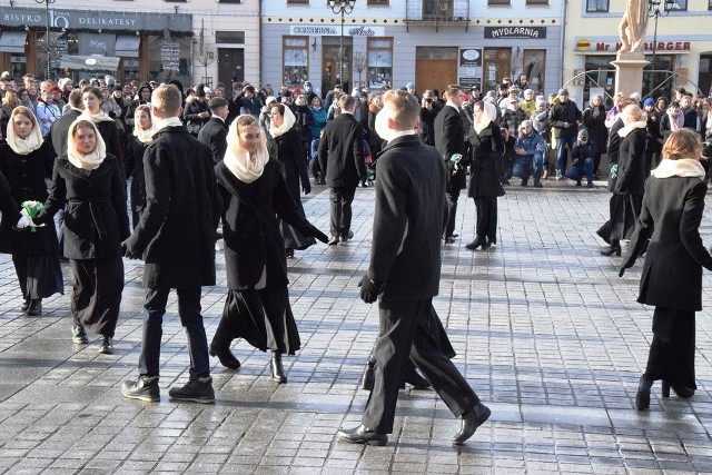 Maturzyści I Liceum Ogólnokształcącego w Żywcu zatańczyli w czwartek, 18 stycznia, na żywieckim Rynku poloneza