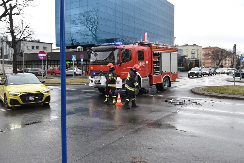 Nowy Sącz wypadek. Trzy poszkodowane osoby w zderzeniu na skrzyżowaniu ul. Zygmuntowskiej i al. Batorego [ZDJĘCIA]